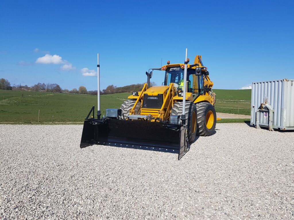 AP Powerblade 2850mm afretter monteret på Hydrema 926